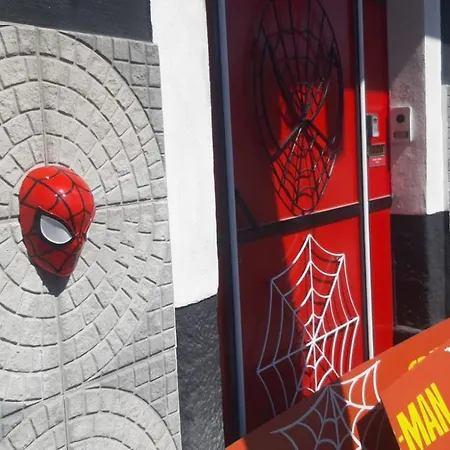 Spiderman House Pensionat 3*